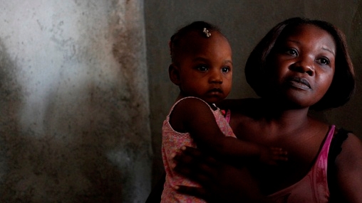 Une femme haïtienne et un enfant